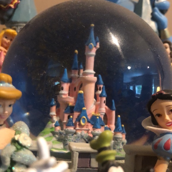 RARE Disneyland Paris Snowglobe - Picture 2 of 2